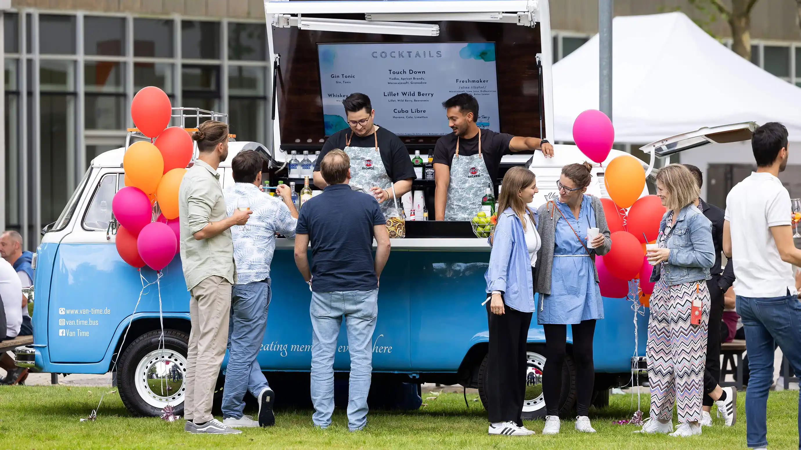 Personen kaufen Getränke an einem Cocktailvan